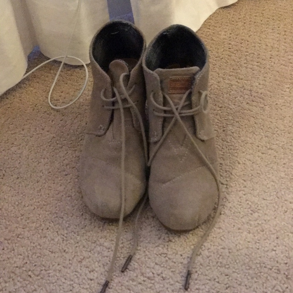 toms close toed wedges